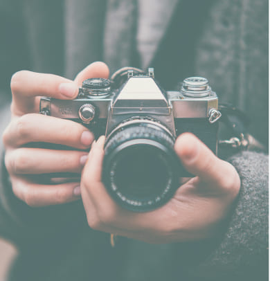カメラを構えている手元