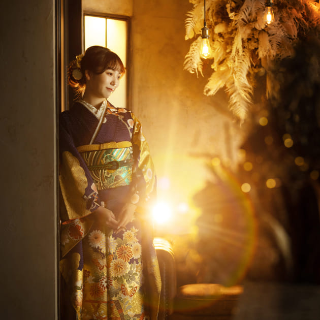 成人式撮影　斜め下目線の女性