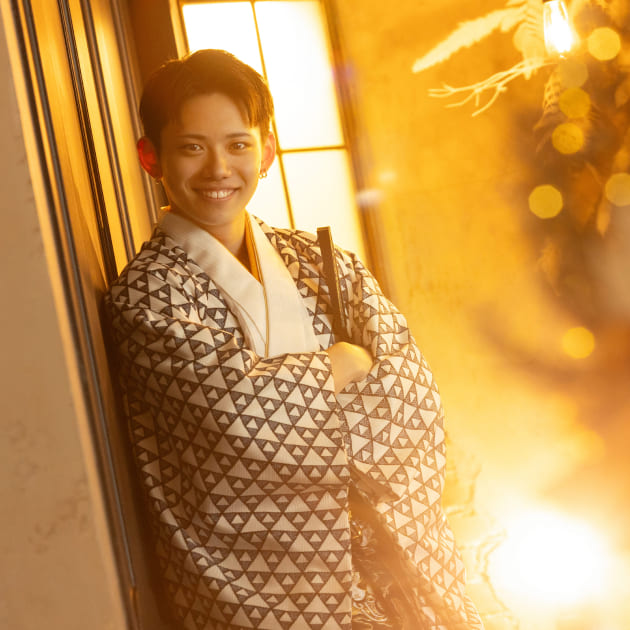 成人式撮影　腕組み笑顔の男性