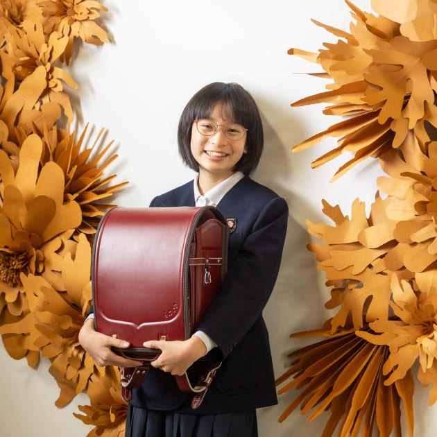 卒業入学撮影　ランドセルを抱えて笑顔の女の子