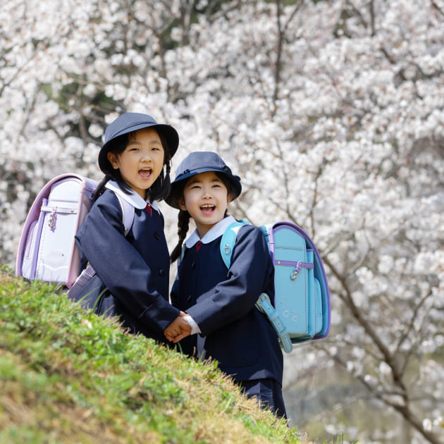 卒業入学撮影　手を繋いで笑顔の女の子