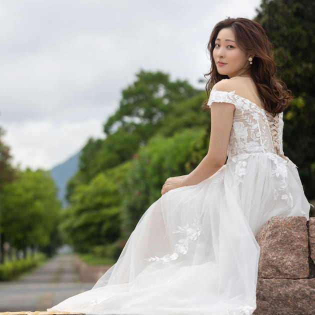 ウェディングフォト　ドレスで振り向き女性