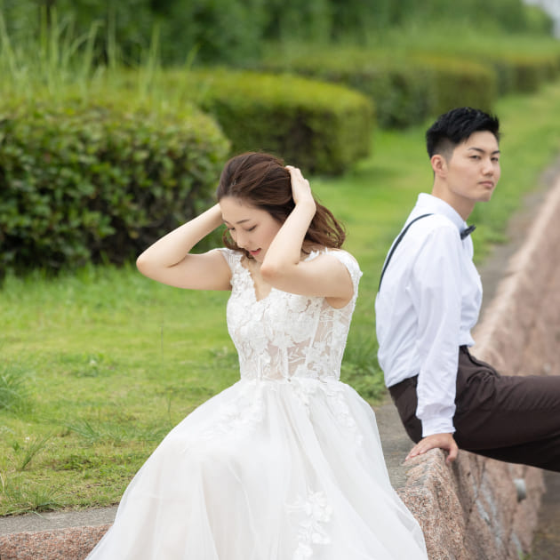 ウェディングフォト　ポージングしている新郎新婦