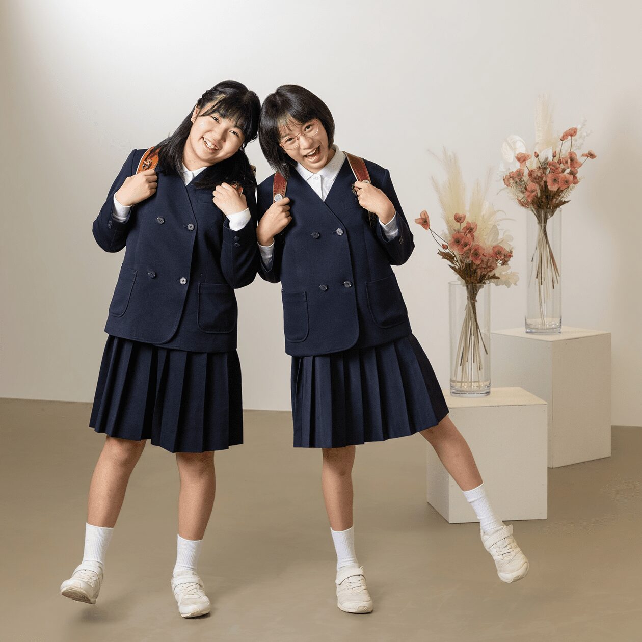 ランドセルを背負った児童2人