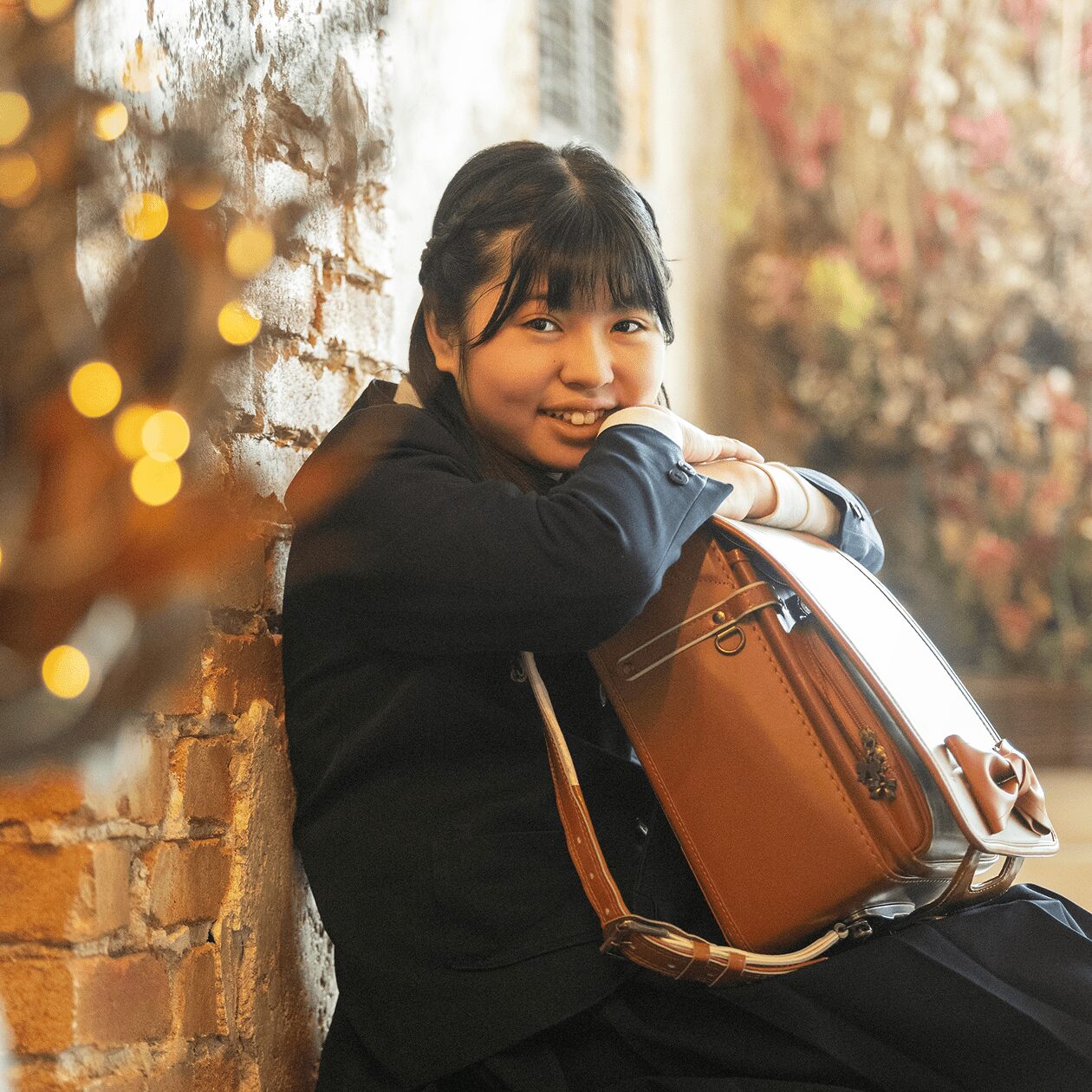 ランドセルを抱き抱えた児童