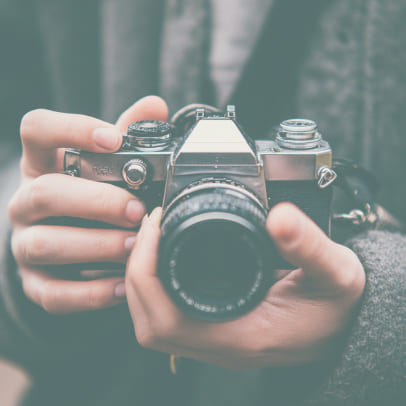 カメラを構えている手元