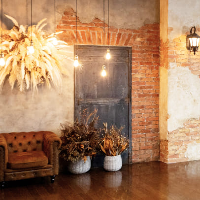 レンガ壁とドライフラワーのあるスタジオ内観